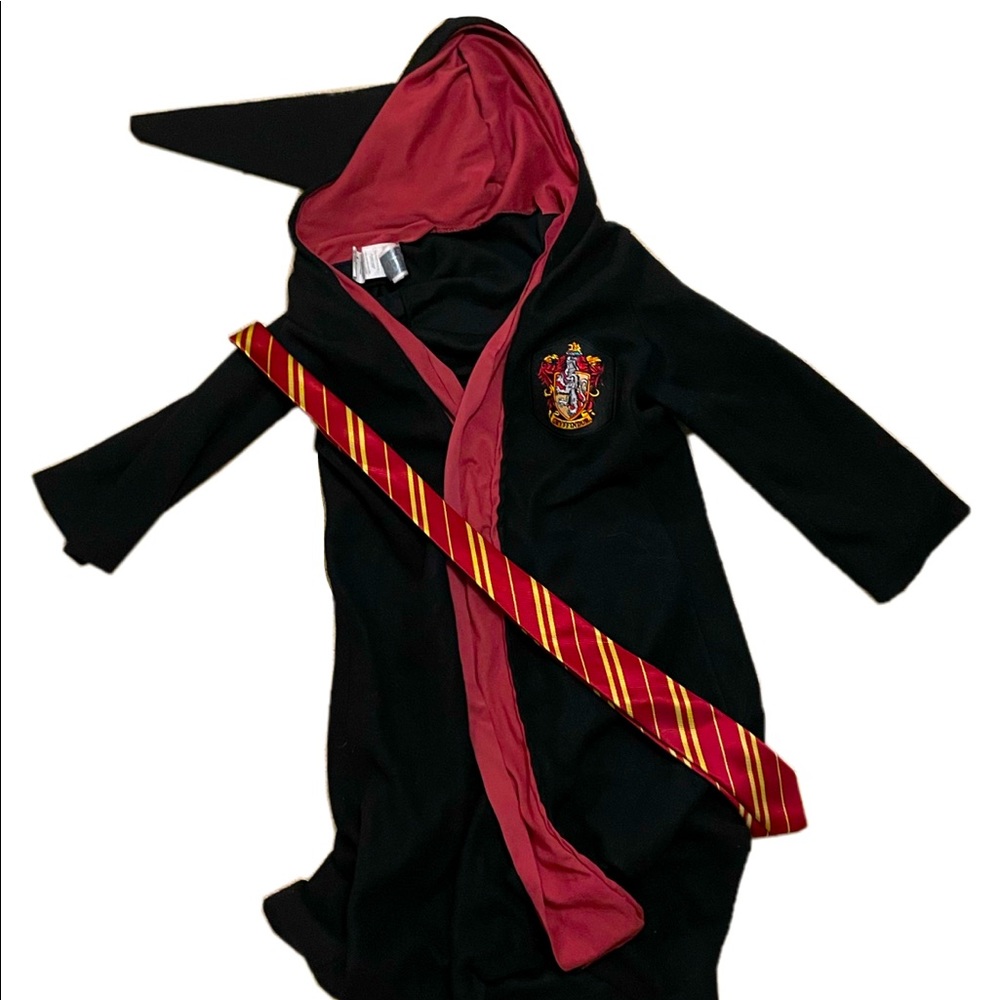 Harry Potter Griffindor Kid’s Cloak Authentic w Griffindor Tie Perfect Condition